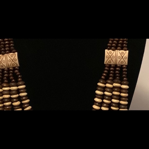 Beautiful dark brown and beige wood bead necklace - Picture 3 of 3
